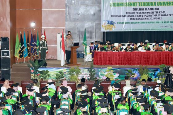 Kapolda Riau Irjen Pol M Iqbal saat menyampaikan orasi ilmiahnya dalam sidang senat terbuka wisuda UIN Suska Riau